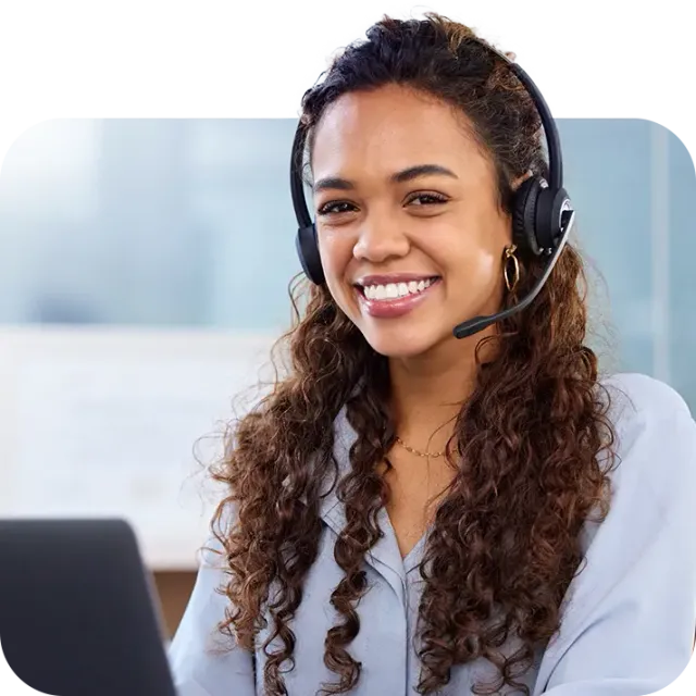 Mulher sorrindo — atendimento Grupo FAJ